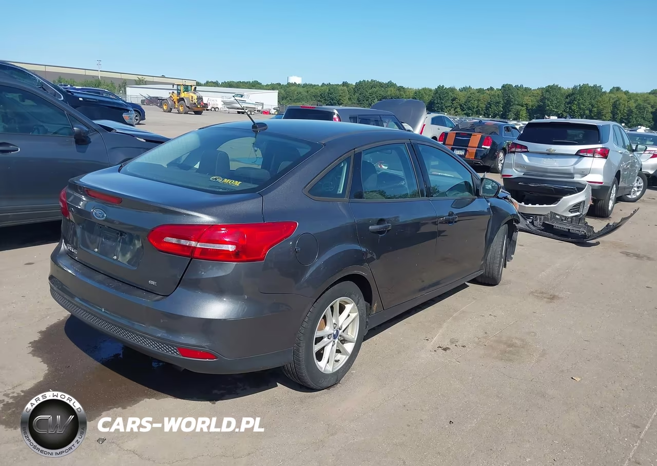 2017 Ford Focus Se VIN:1FADP3F27HL229444 - 4