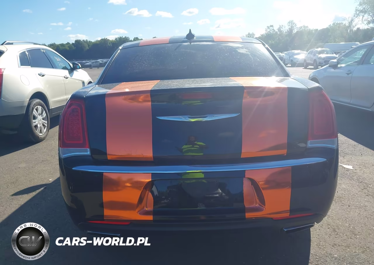 2016 Chrysler 300C VIN:2C3CCAET3GH359348 - 17
