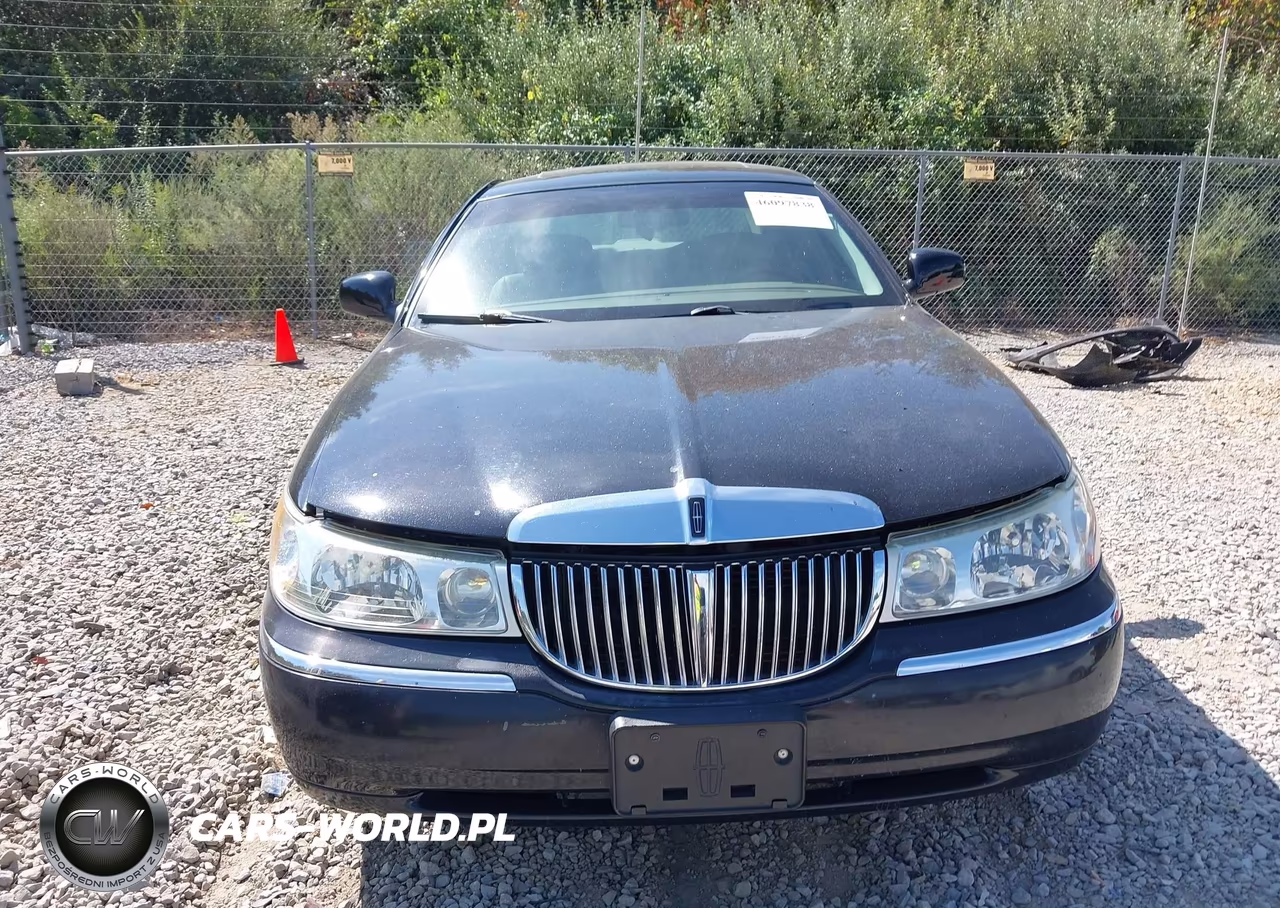 2002 Lincoln Town Car Cartier VIN:1LNHM83W12Y667908 - 12
