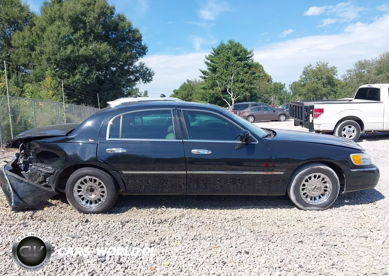 2002 Lincoln Town Car Cartier VIN:1LNHM83W12Y667908 - 13