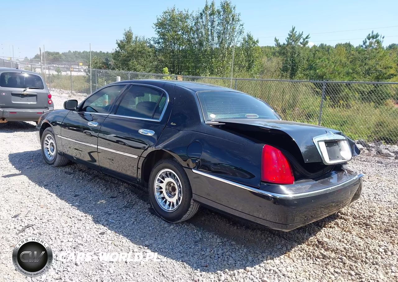 2002 Lincoln Town Car Cartier VIN:1LNHM83W12Y667908 - 3