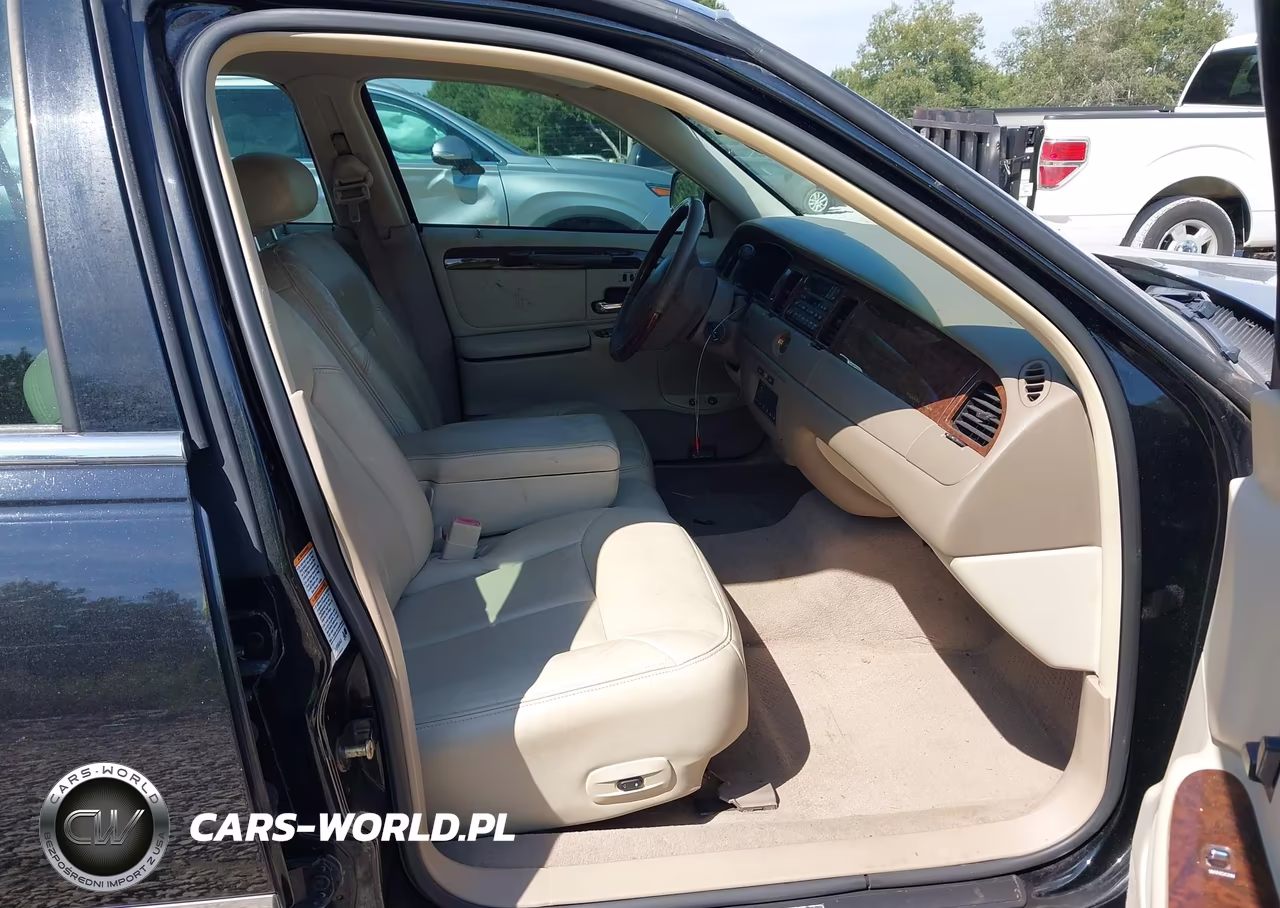 2002 Lincoln Town Car Cartier VIN:1LNHM83W12Y667908 - 5