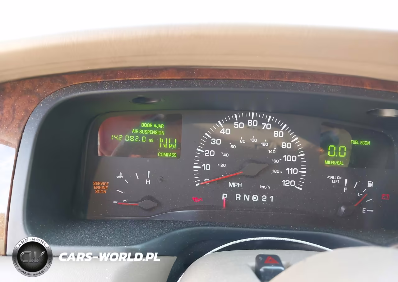 2002 Lincoln Town Car Cartier VIN:1LNHM83W12Y667908 - 7