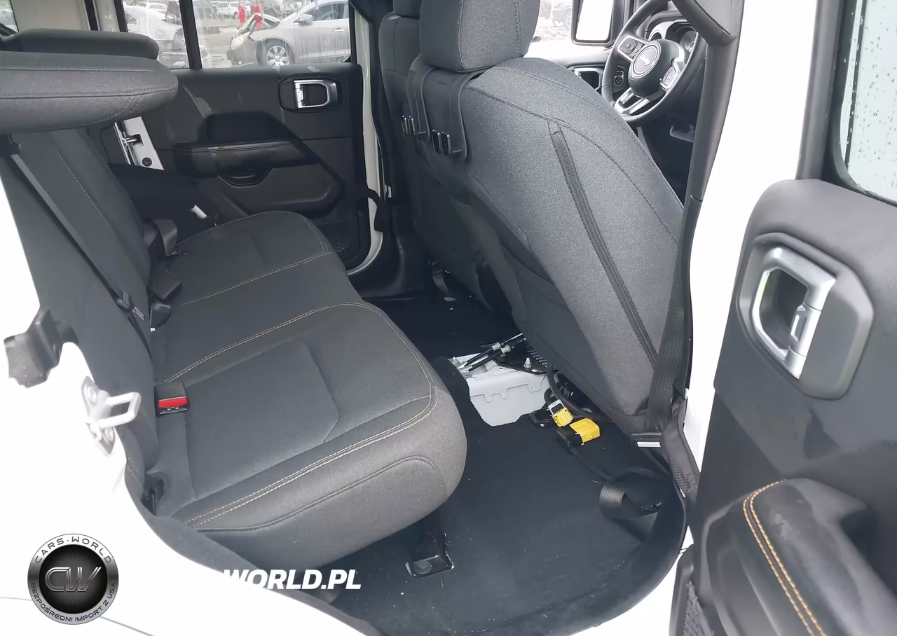 2024 Jeep Wrangler 4-Door Sahara 4X4 VIN:1C4PJXEG8RW308201 - 8