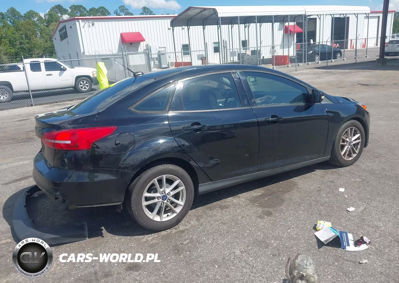 2016 Ford Focus Se VIN:1FADP3F2XGL207100 - 4