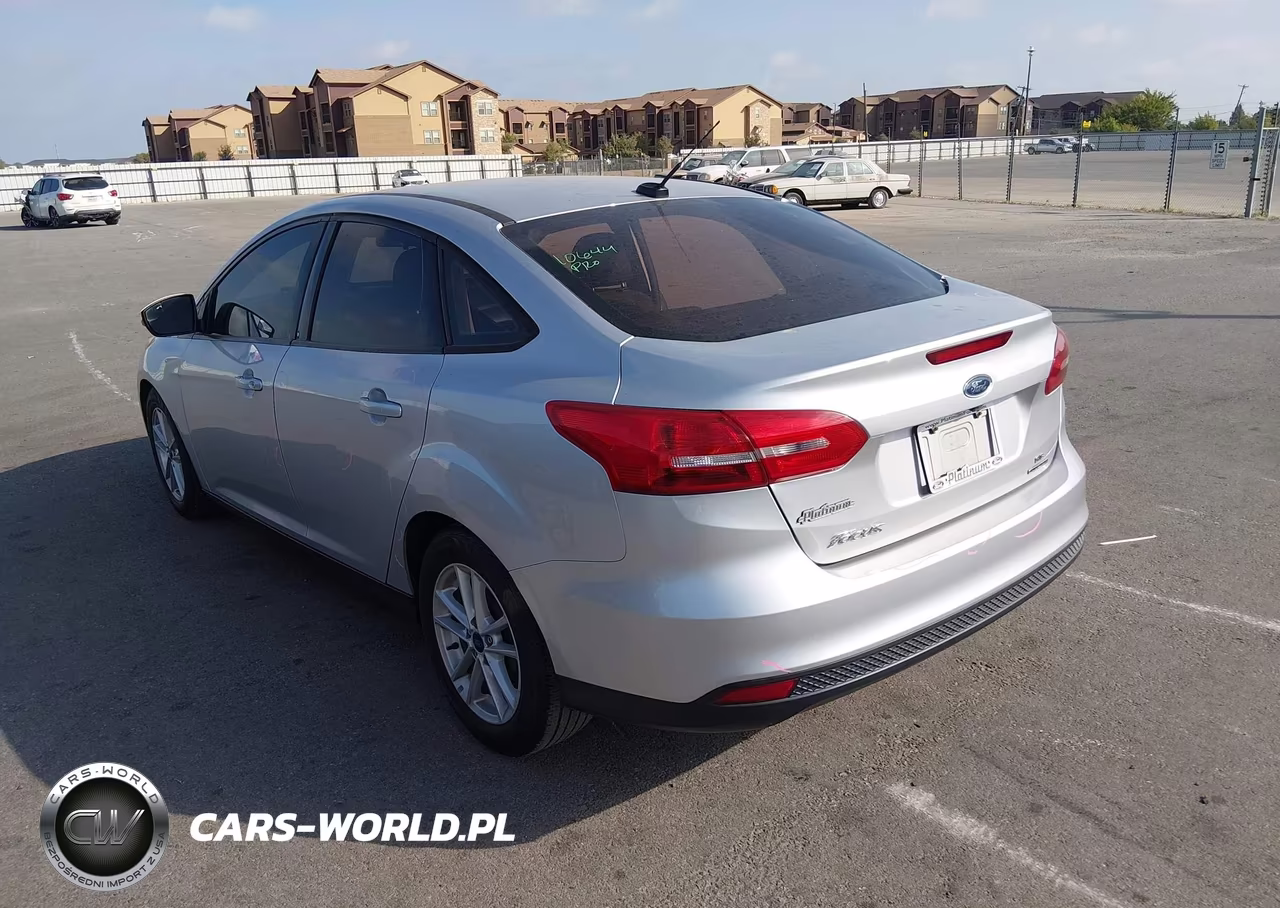 2016 Ford Focus Se VIN:1FADP3F23GL368985 - 3