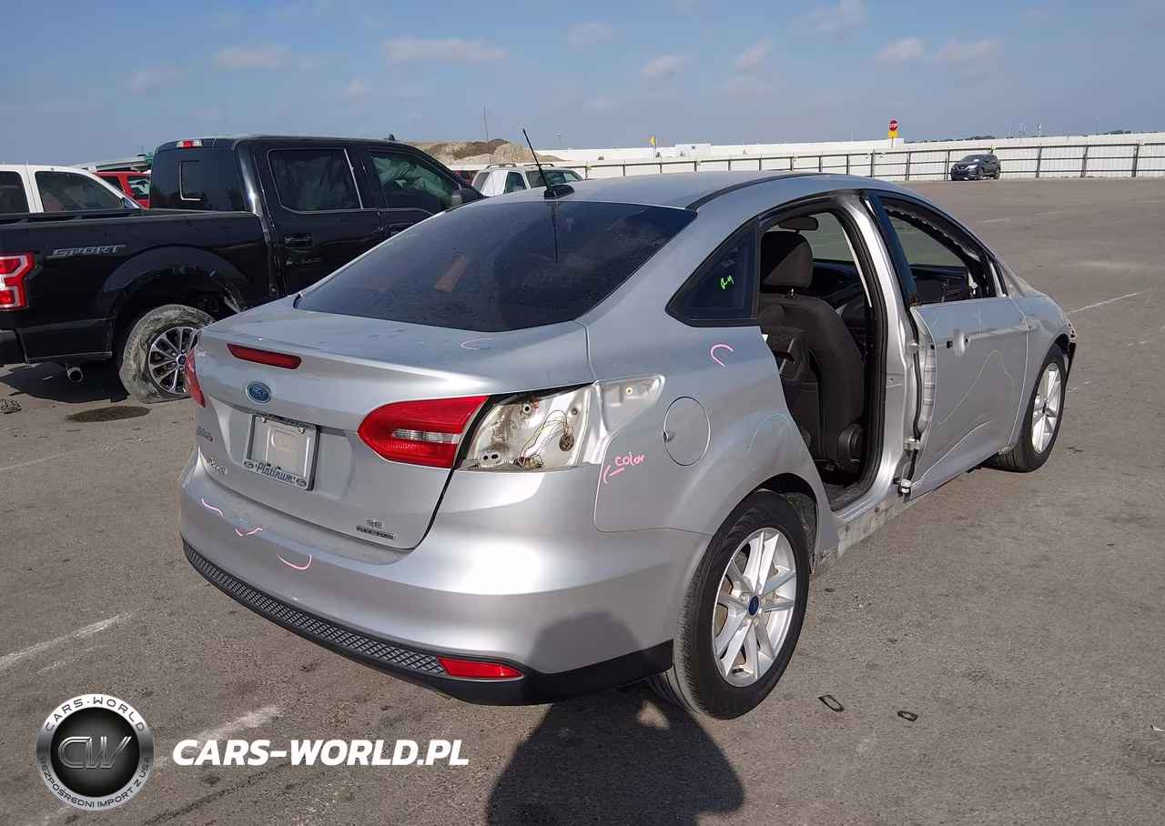 2016 Ford Focus Se VIN:1FADP3F23GL368985 - 4