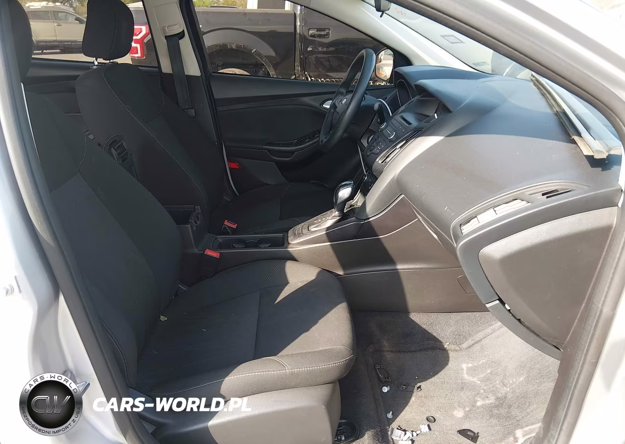 2016 Ford Focus Se VIN:1FADP3F23GL368985 - 5