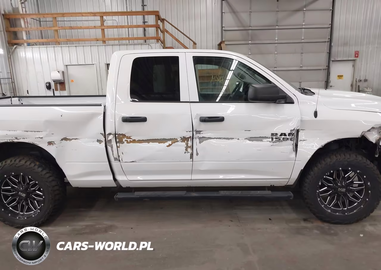 2018 Ram 1500 Express 4X4 6'4 Box VIN:1C6RR7FG3JS344980 - 13