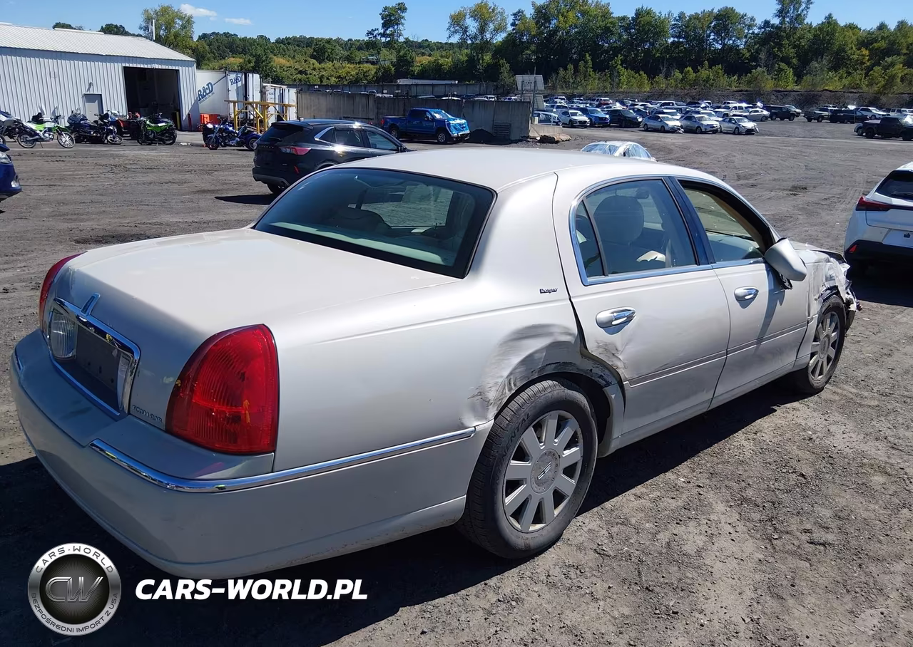 2007 Lincoln Town Car Designer Series VIN:1LNHM83W07Y603818 - 4