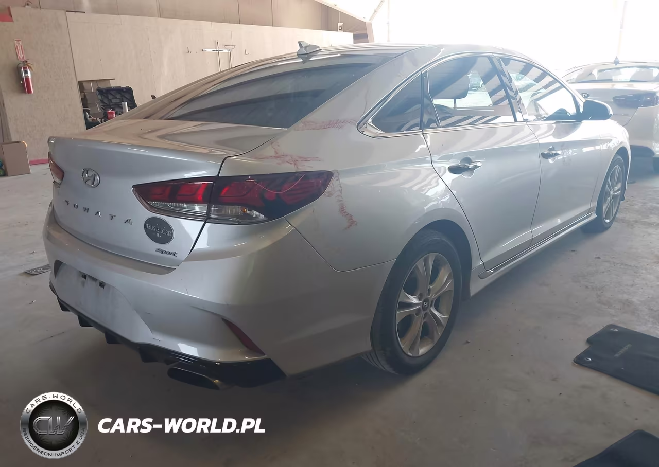 2018 Hyundai Sonata Sport VIN:5NPE34AF0JH695091 - 4