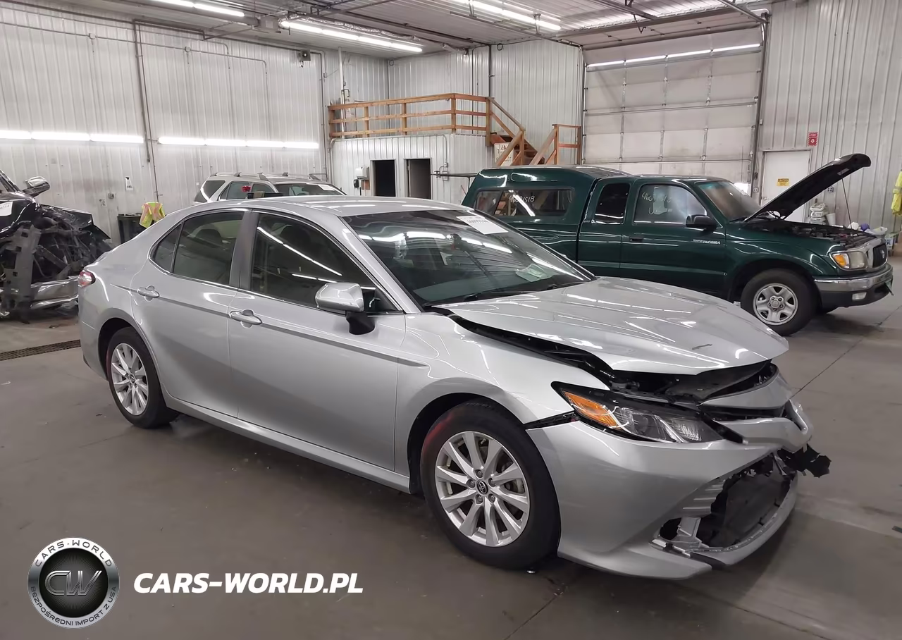 2018 Toyota Camry Le – zdjęcie 1 z 17