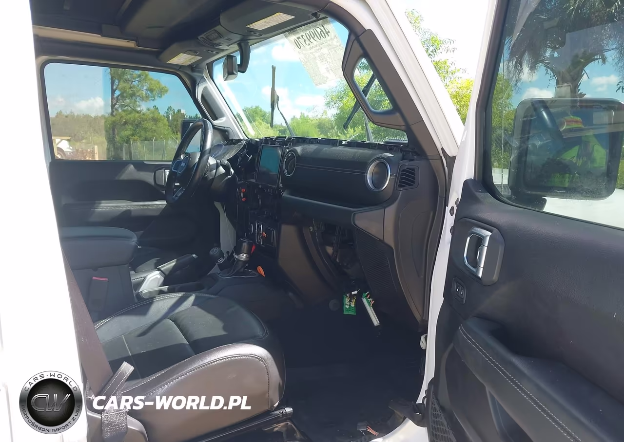 2020 Jeep Wrangler Unlimited Sahara 4X4 VIN:1C4HJXEN8LW128825 - 5