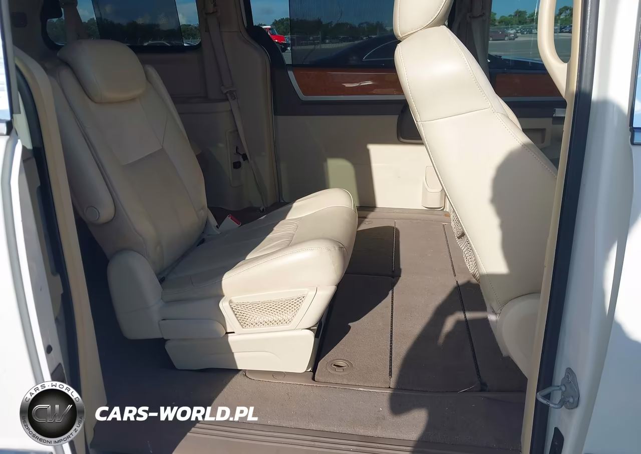 2010 Chrysler Town & Country Limited VIN:2A4RR6DX8AR215411 - 8