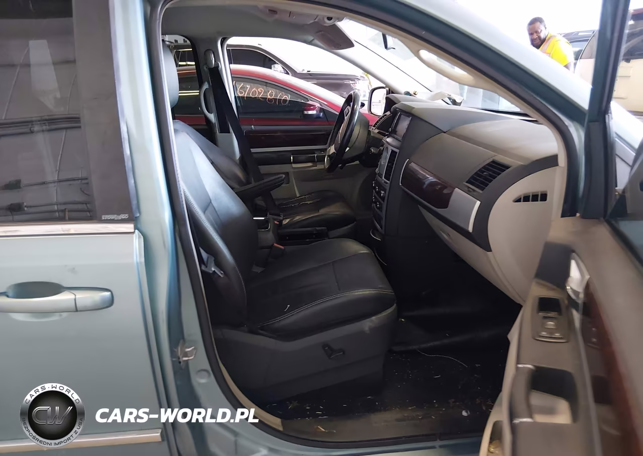 2010 Chrysler Town & Country Touring Plus VIN:2A4RR8D11AR496071 - 5