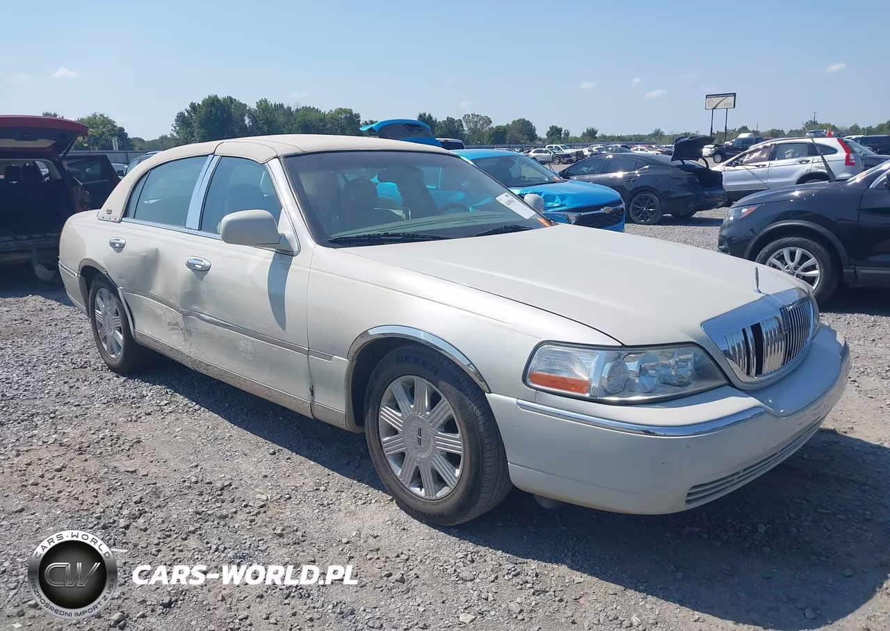 2005 Lincoln Town Car Signature Limited VIN:1LNHM82W05Y629995 - 1