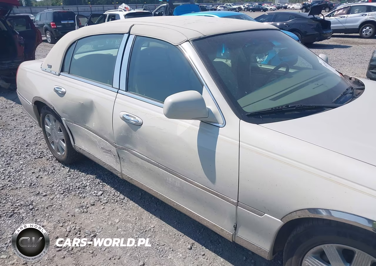2005 Lincoln Town Car Signature Limited VIN:1LNHM82W05Y629995 - 14