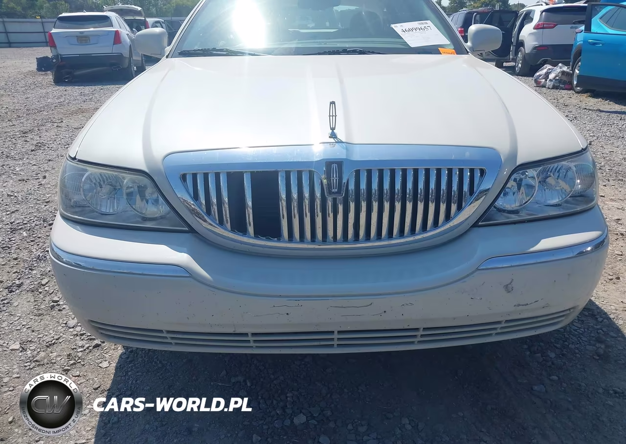 2005 Lincoln Town Car Signature Limited VIN:1LNHM82W05Y629995 - 15