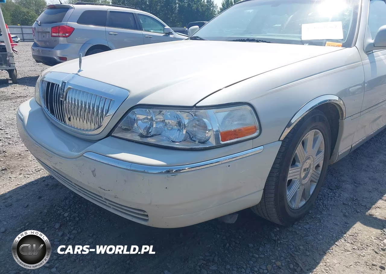 2005 Lincoln Town Car Signature Limited VIN:1LNHM82W05Y629995 - 16