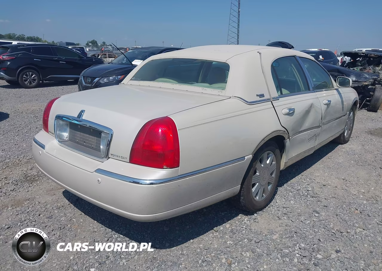 2005 Lincoln Town Car Signature Limited VIN:1LNHM82W05Y629995 - 4