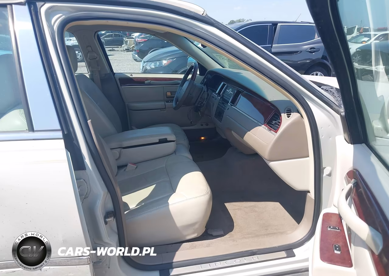 2005 Lincoln Town Car Signature Limited VIN:1LNHM82W05Y629995 - 5