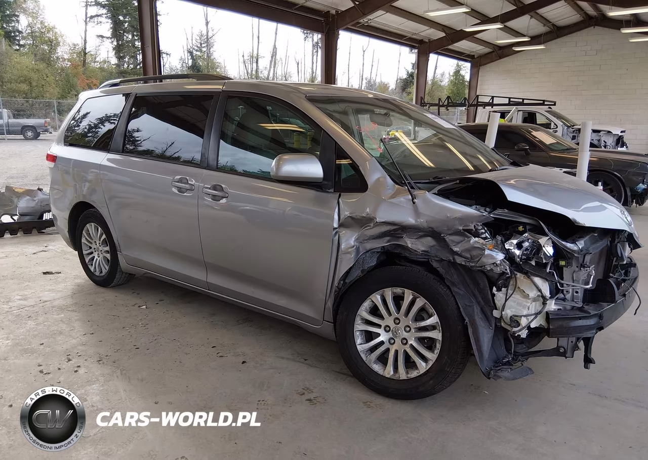 2013 Toyota Sienna Xle V6 8 Passenger