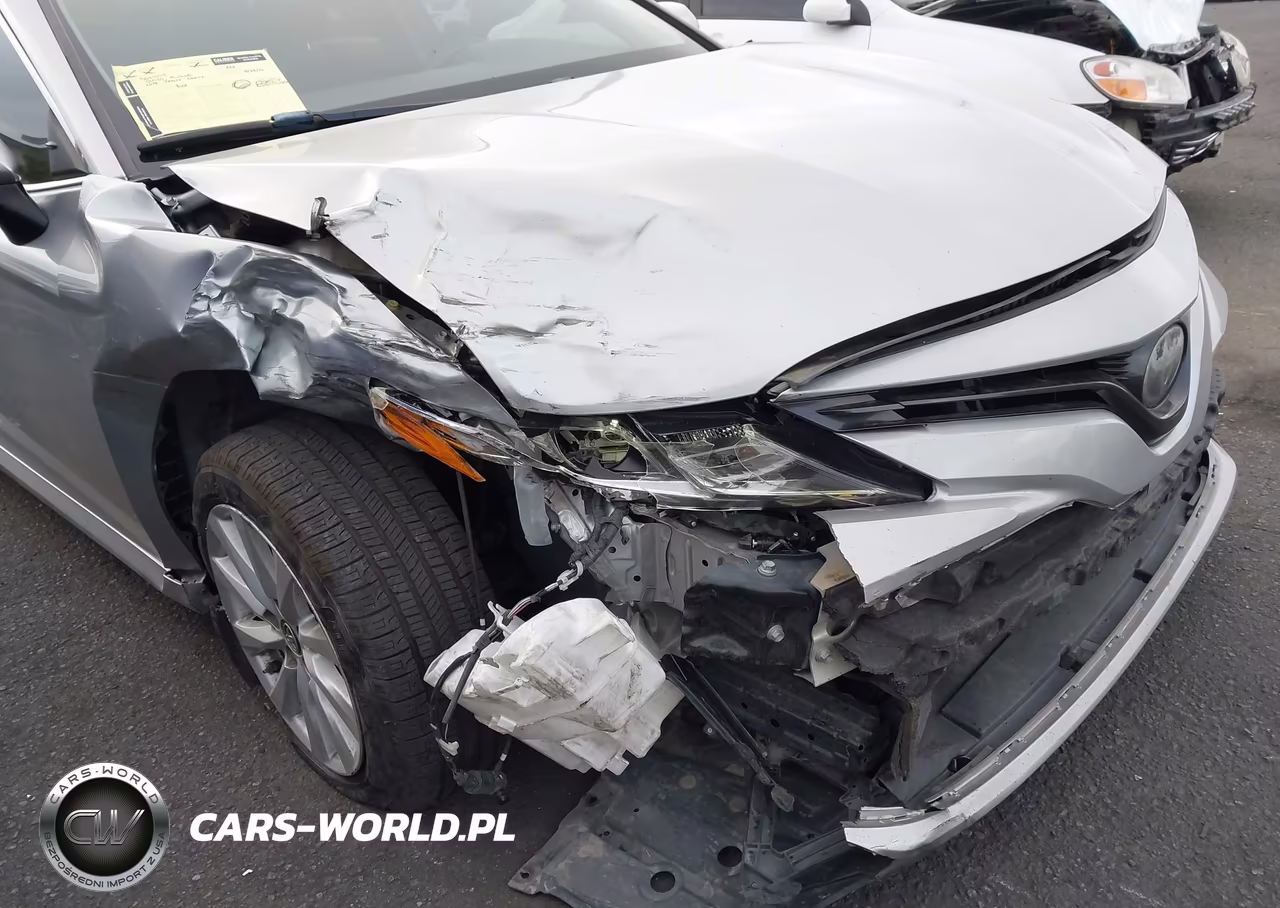 2018 Toyota Camry Le VIN:4T1B11HK6JU123793 - 18