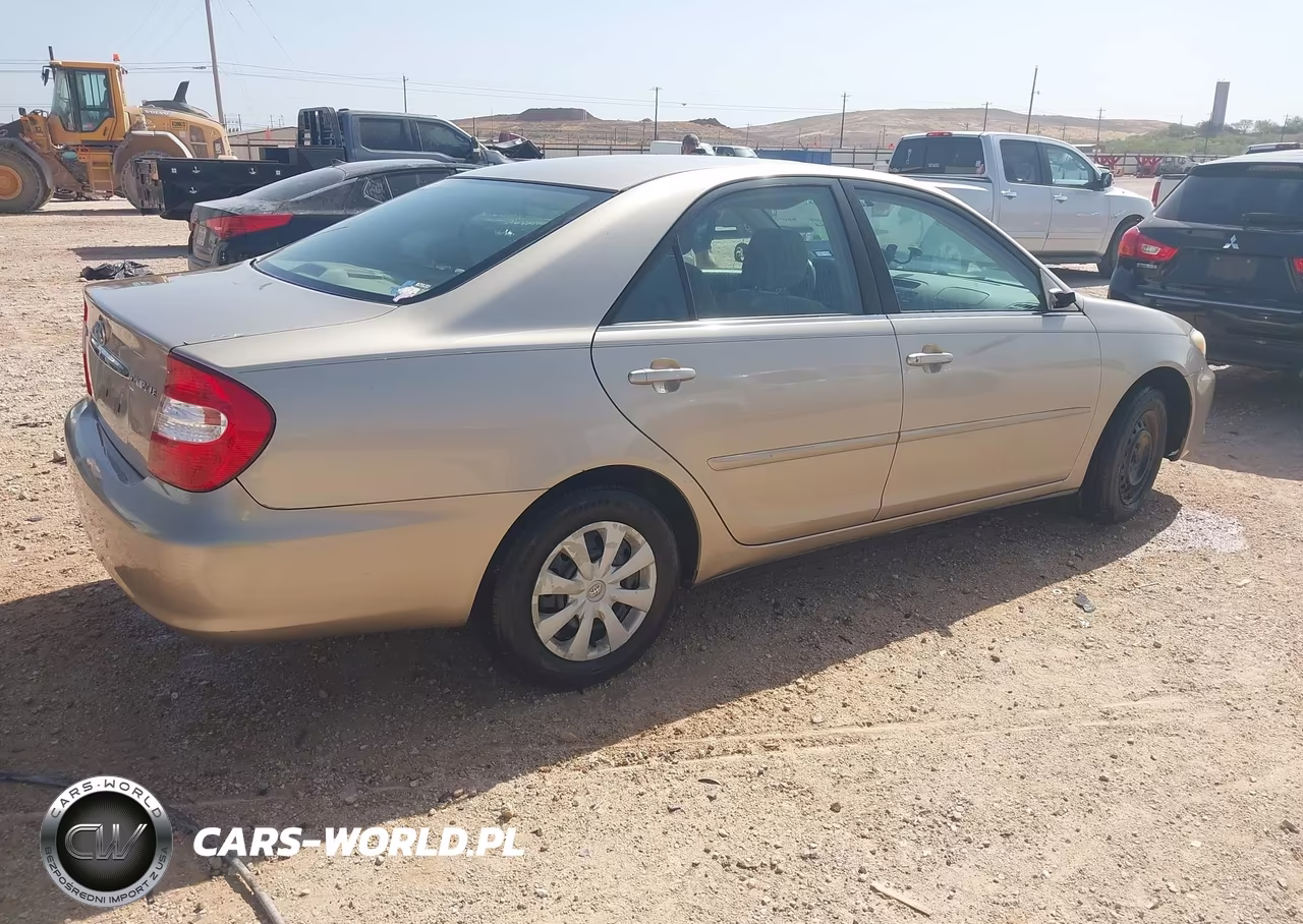 2002 Toyota Camry Le VIN:JTDBE32K220118399 - 4