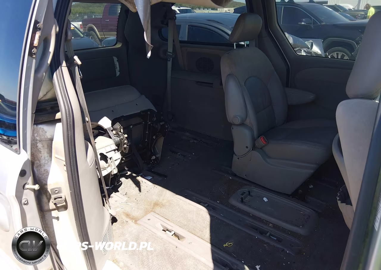 2001 Chrysler Town & Country Limited VIN:2C8GP64L01R154828 - 8
