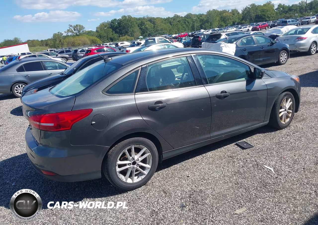 2018 Ford Focus Se VIN:1FADP3F22JL295938 - 4