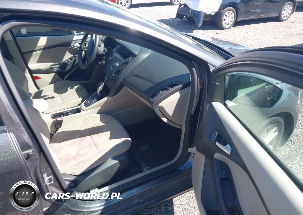 2018 Ford Focus Se VIN:1FADP3F22JL295938 - 5