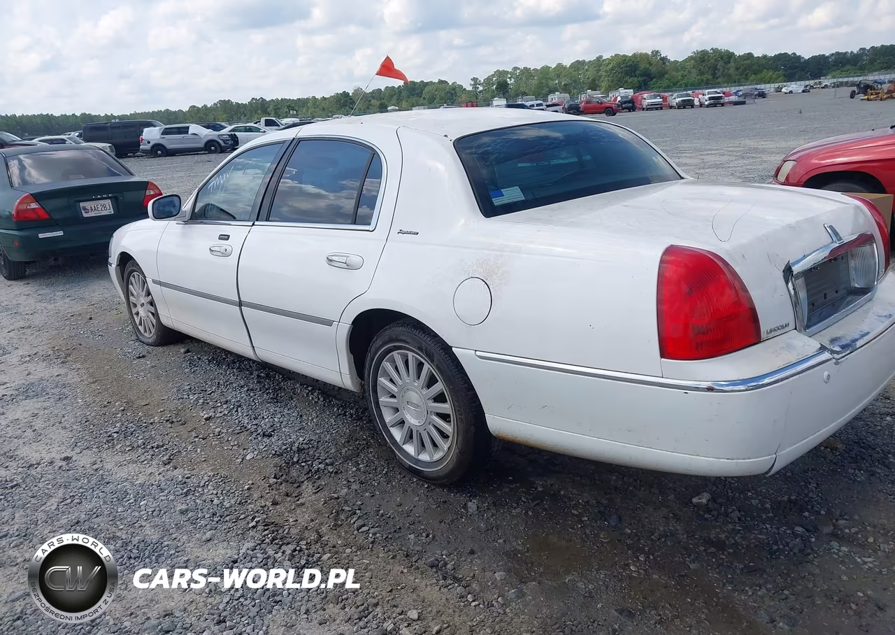 2003 Lincoln Town Car Signature VIN:1LNHM82W73Y611586 - 3