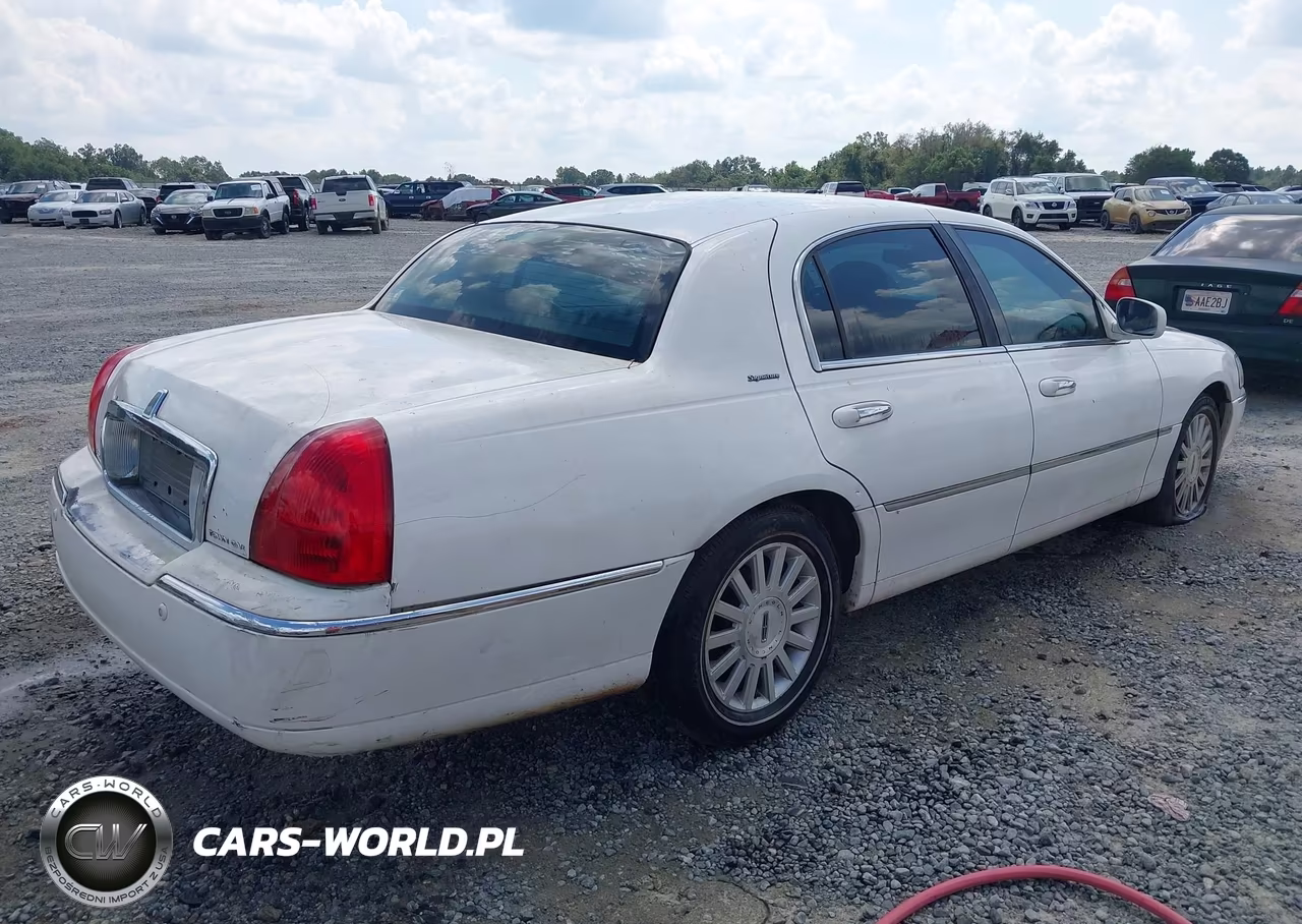 2003 Lincoln Town Car Signature VIN:1LNHM82W73Y611586 - 4