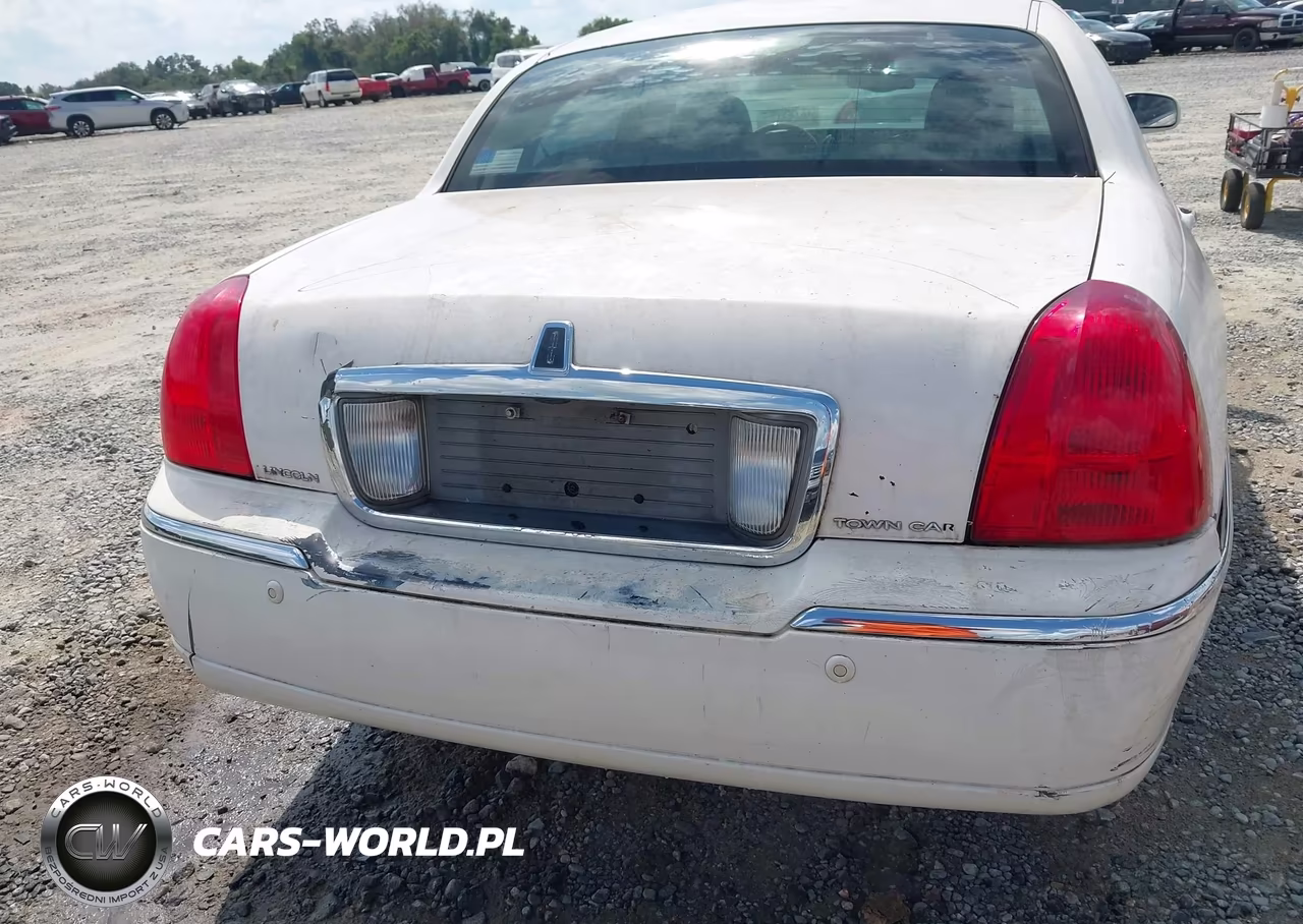 2003 Lincoln Town Car Signature VIN:1LNHM82W73Y611586 - 6