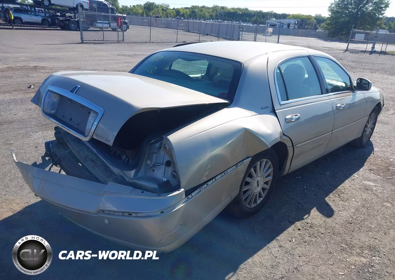 2004 Lincoln Town Car Ultimate VIN:1LNHM83W44Y683328 - 4