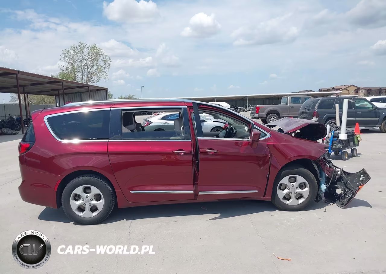 2017 Chrysler Pacifica Touring-L Plus VIN:2C4RC1EG0HR532358 - 13