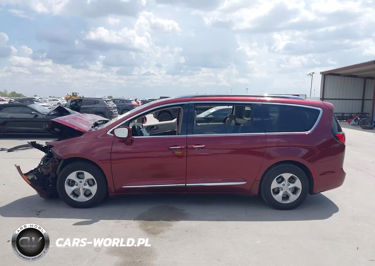 2017 Chrysler Pacifica Touring-L Plus VIN:2C4RC1EG0HR532358 - 14