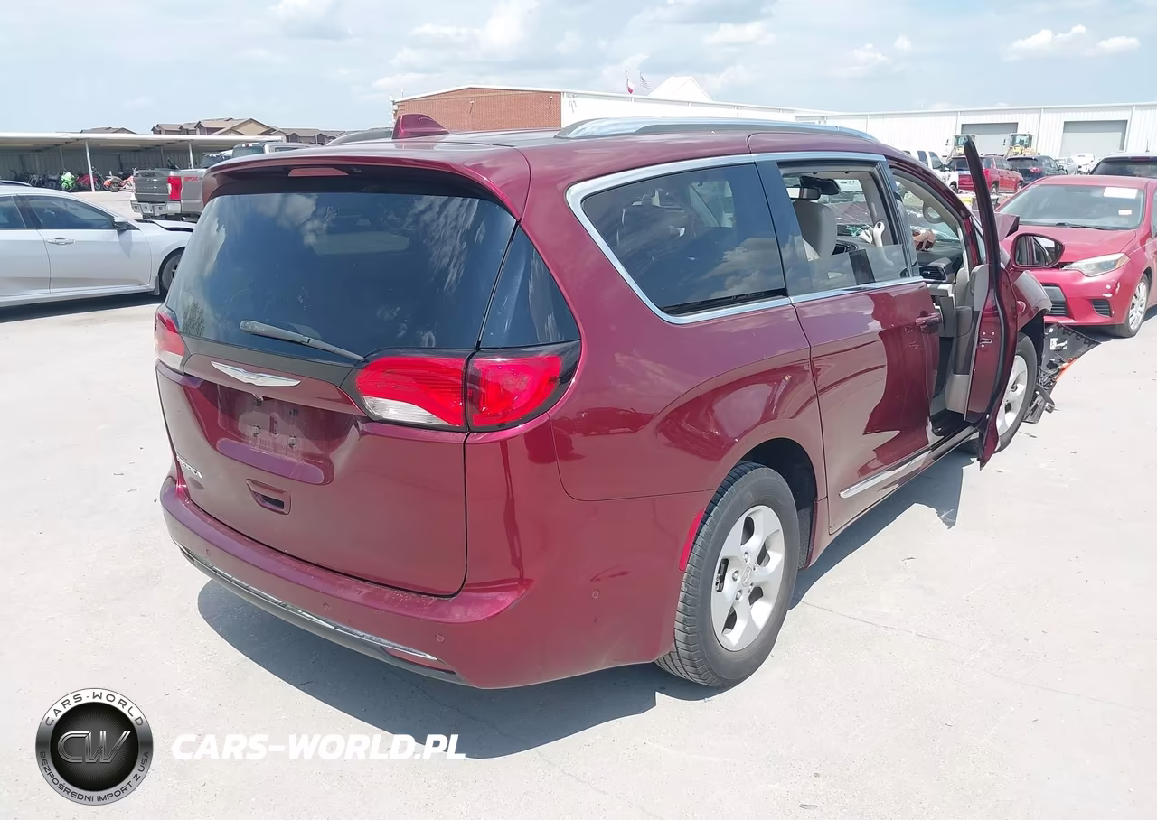 2017 Chrysler Pacifica Touring-L Plus VIN:2C4RC1EG0HR532358 - 4