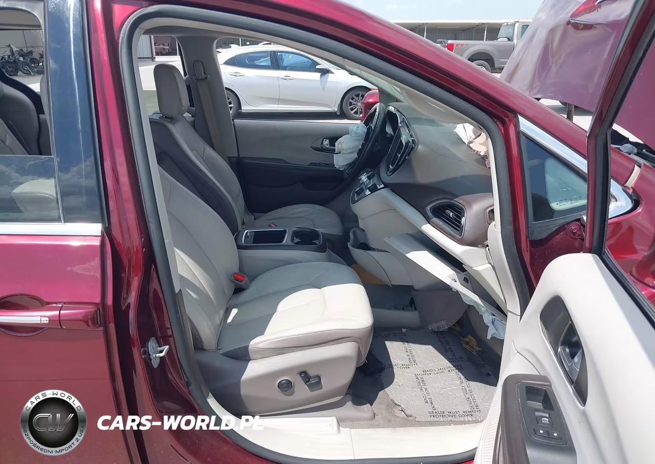 2017 Chrysler Pacifica Touring-L Plus VIN:2C4RC1EG0HR532358 - 5