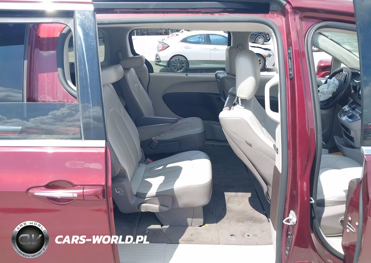 2017 Chrysler Pacifica Touring-L Plus VIN:2C4RC1EG0HR532358 - 8