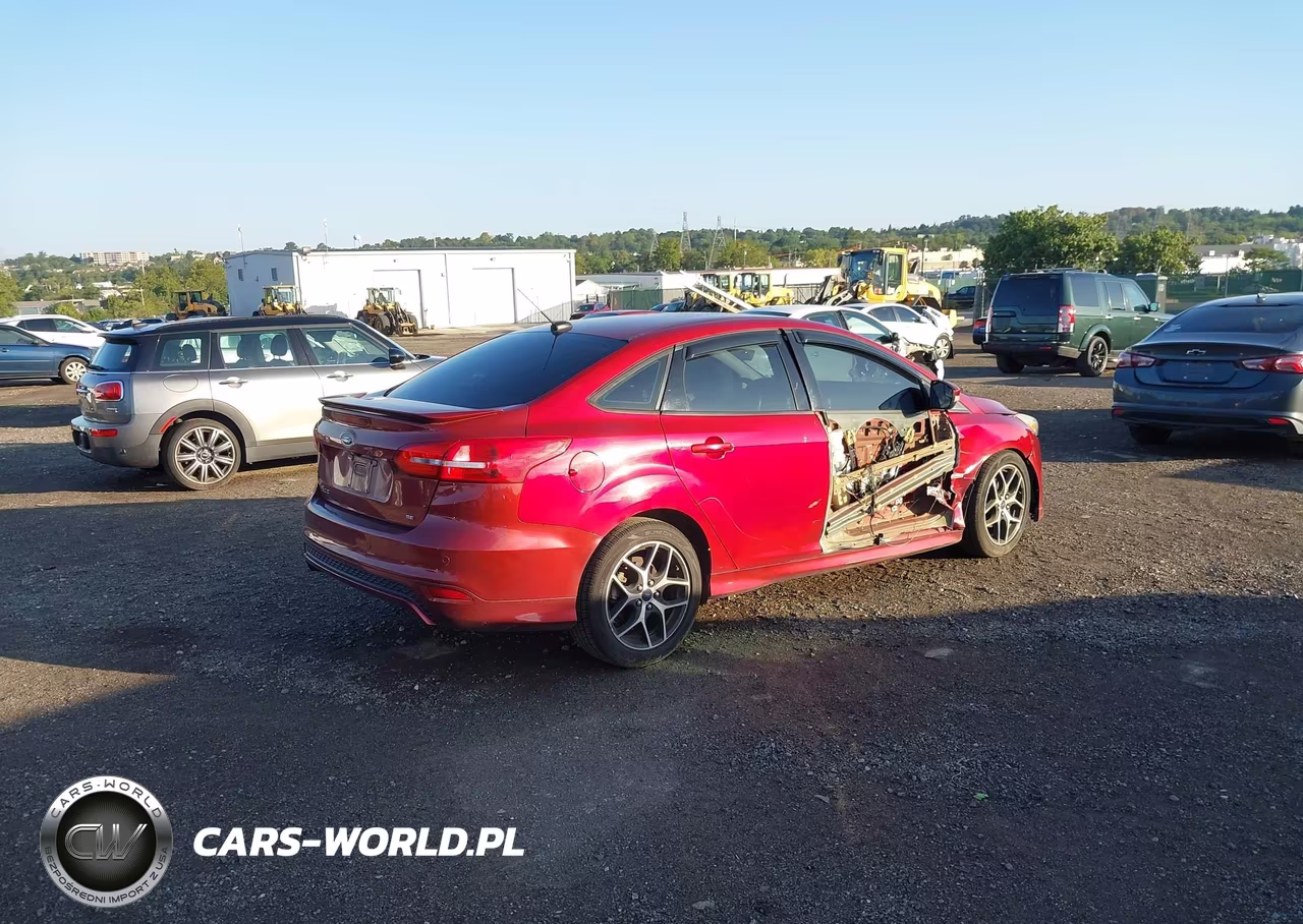 2015 Ford Focus Se VIN:1FADP3F26FL298560 - 4