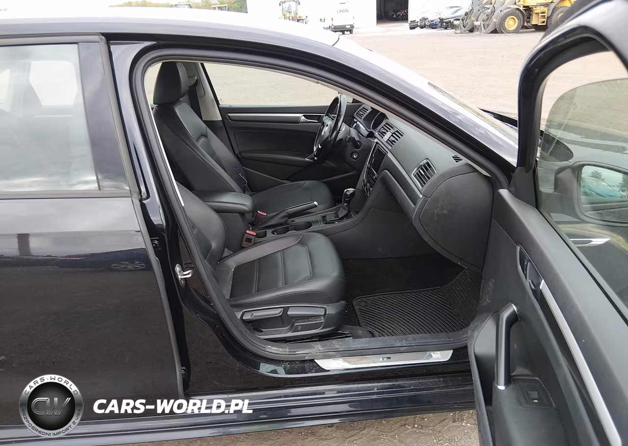 2018 Volkswagen Passat 2.0T R-Line-2.0T S VIN:1VWAA7A32JC046641 - 5