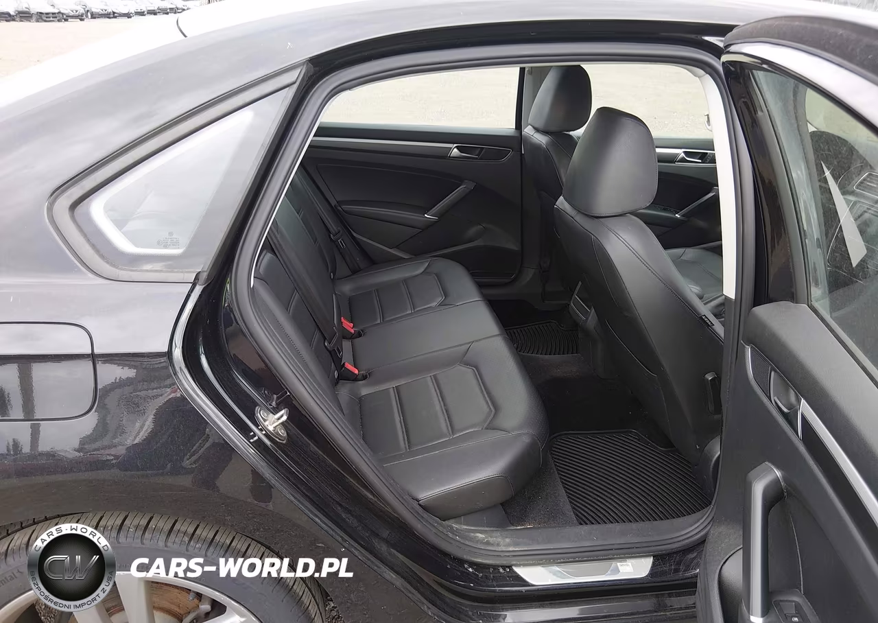 2018 Volkswagen Passat 2.0T R-Line-2.0T S VIN:1VWAA7A32JC046641 - 8