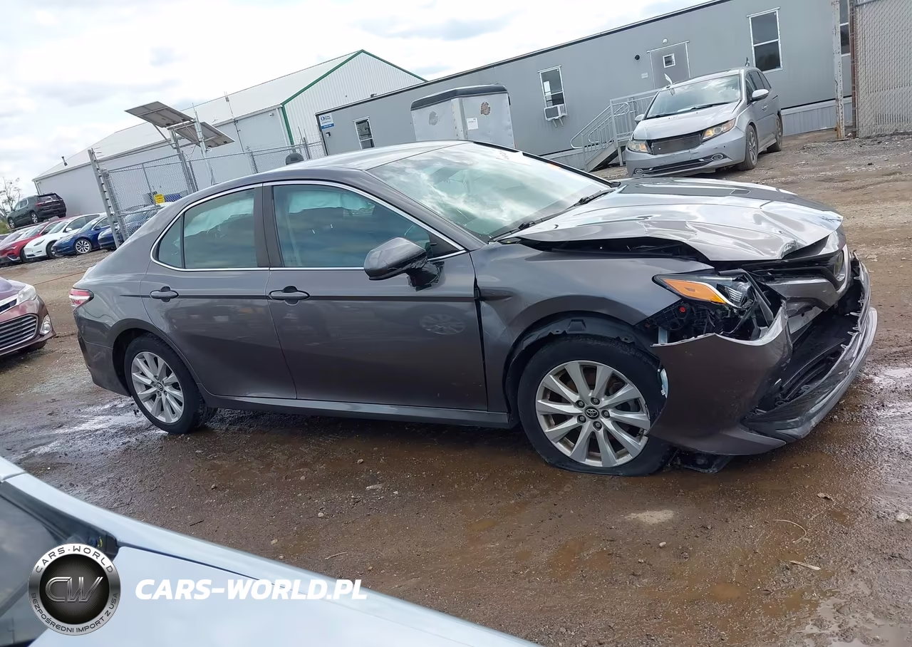 2018 Toyota Camry Le VIN:4T1B11HKXJU058270 - 13