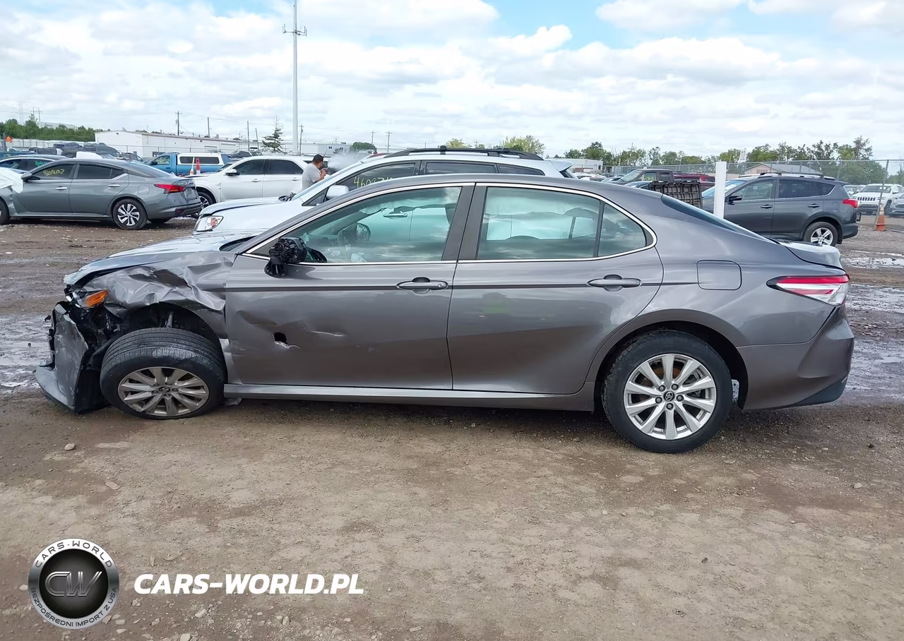 2018 Toyota Camry Le VIN:4T1B11HKXJU058270 - 14