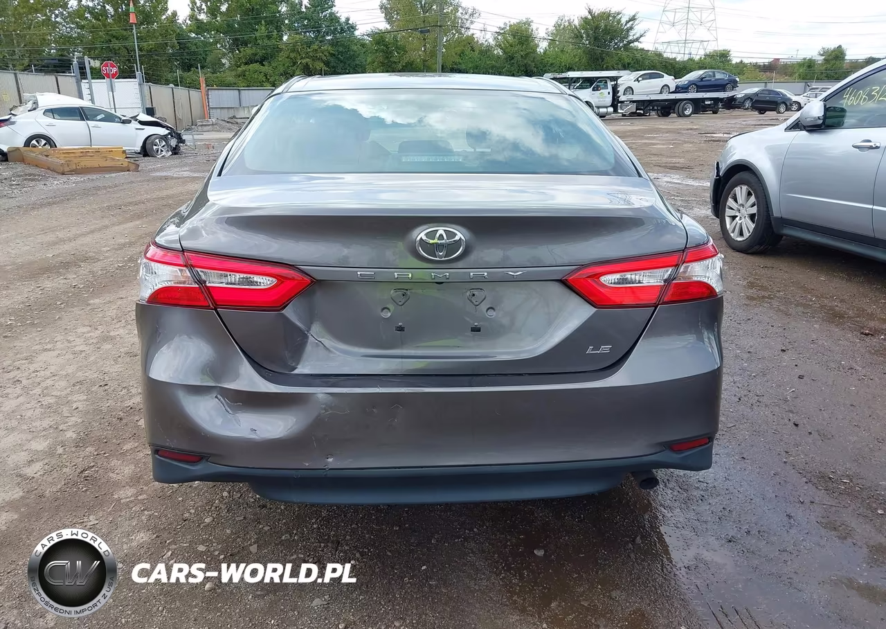 2018 Toyota Camry Le VIN:4T1B11HKXJU058270 - 16