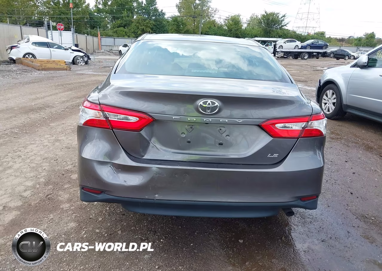 2018 Toyota Camry Le VIN:4T1B11HKXJU058270 - 17
