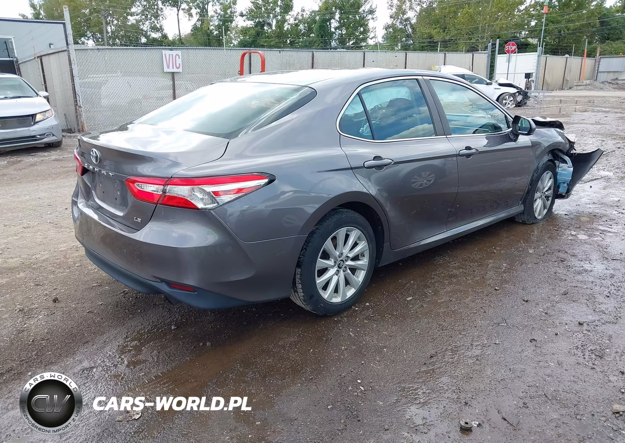 2018 Toyota Camry Le VIN:4T1B11HKXJU058270 - 4