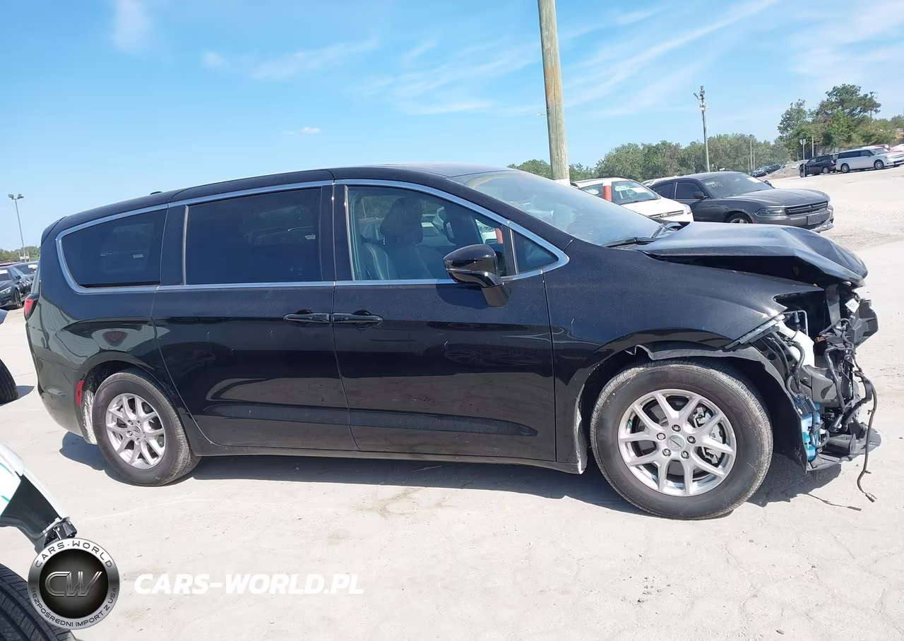 2025 Chrysler Pacifica Select VIN:2C4RC1BG7SR558290 - 13