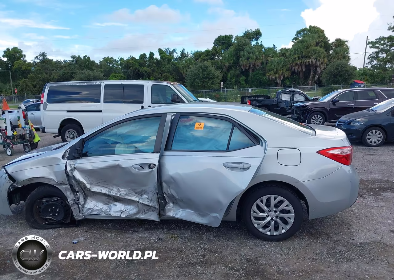 2017 Toyota Corolla Le VIN:5YFBURHE2HP736229 - 13